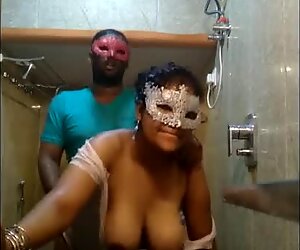 挑选了yam-size奶头印度人super-泼妇在淋浴中从后面硬性交