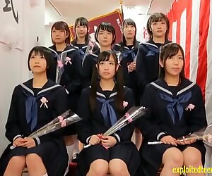 日本人女子高生は一緒になった、そして学校でザルーブスを持っていました。