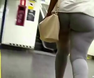 Awesome Ebony Booty Queen in Yogapants
